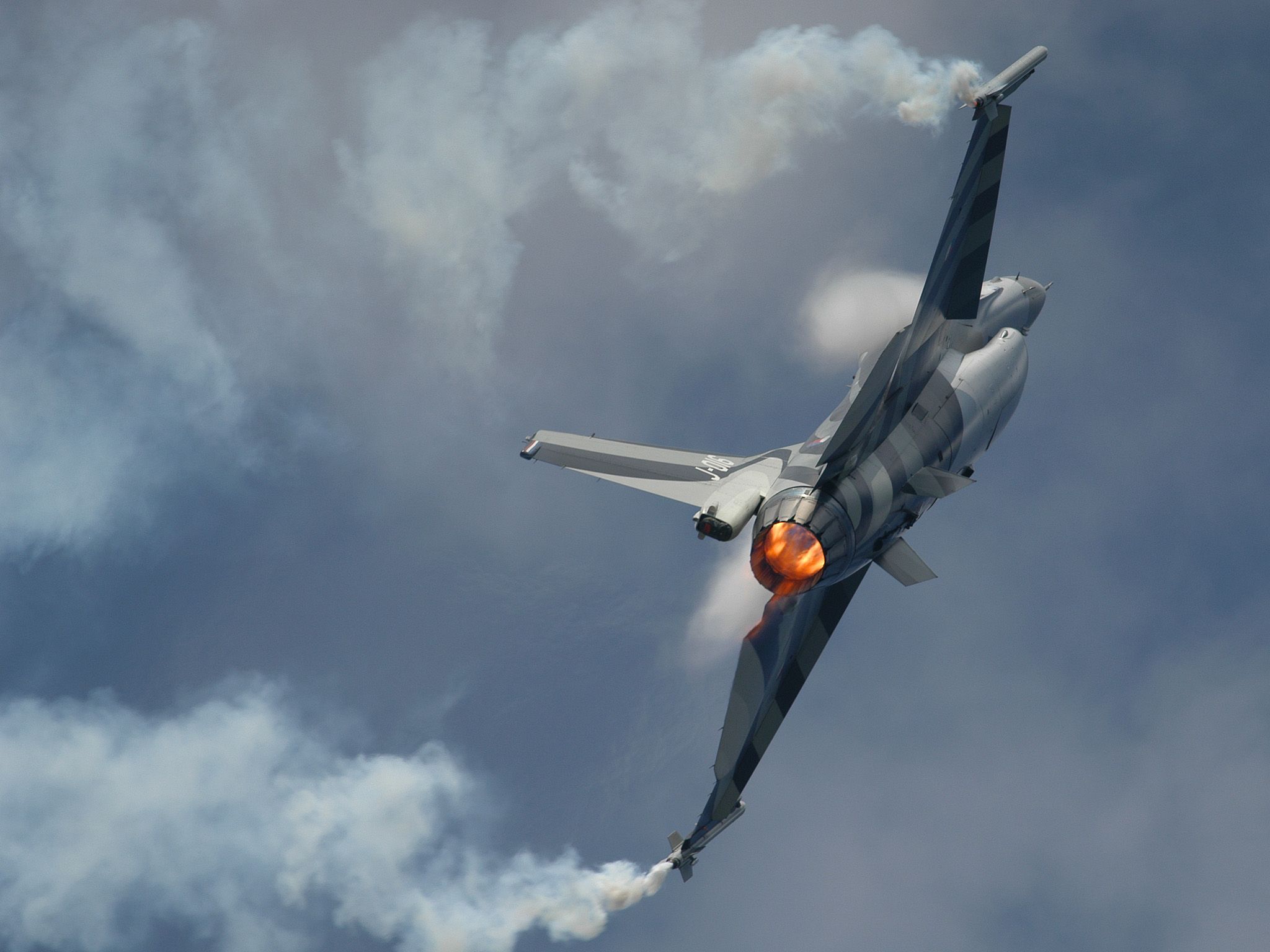 F 16